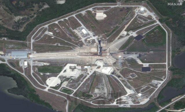 위성영상 서비스사인 막사테크놀로지스가 지난 23일 위성을 통해 본 케네디 우주센터 내 39A 발사대의 팰컨9 로켓과 크루 드래건 우주선. /막사테크놀로지스
