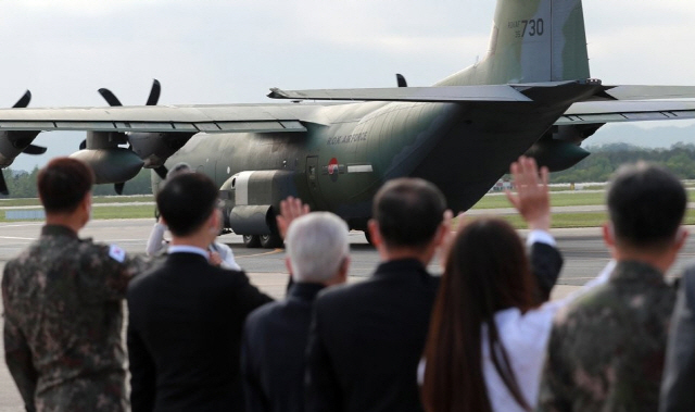 지난 8일 부산 김해공군기지에서 공군 제5공중기동비행단 C-130J 수송기가 6·25전쟁 참전용사에게 지원할 마스크를 싣고 이륙을 준비하고 있다.   /부산=연합뉴스