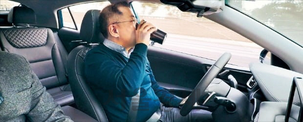 정의선 현대차그룹 수석부회장이 지난 2017년 1월 자율주행 중인 아이오닉 운전석에 앉아 커피를 마시고 있다./사진제공=현대차