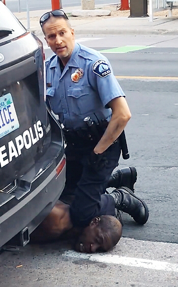 미국 미네소타주 미니애폴리스 경찰이 25일(현지시간) 흑인 남성 용의자를 체포하면서 무릎으로 그의 목덜미를 짓누르고 있다. /AFP연합뉴스