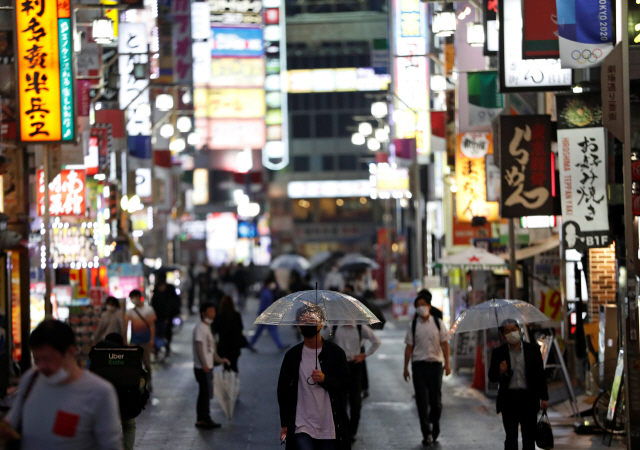 26일 일본 도쿄에서 마스크를 쓴 시민들이 걷고 있다./로이터연합뉴스