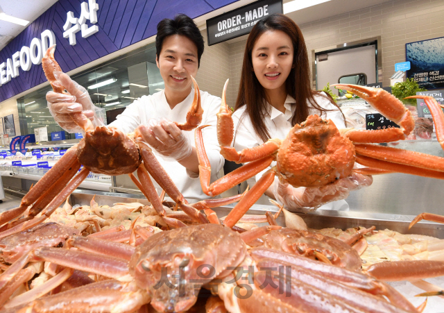 28일 오전 서울 노원구 이마트 월계점에서 모델들이 활대게를 선보이고 있다. 이마트는 내일부터 29일부터 3일간 러시아산 활대게 3만6천 마리(40t)를 정상가 대비 30% 저렴한 가격에 판매한다./권욱기자 2020.5.28