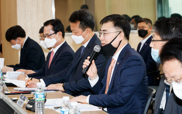손병두(오른쪽 세번째) 금융위 부위원장이 28일 서울 양재 캠코타워에서 열린 간담회에서 모두발언을 하고 있다. /사진제공=금융위