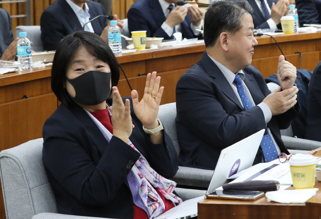 윤미향(왼쪽) 더불어민주당 당선인/연합뉴스