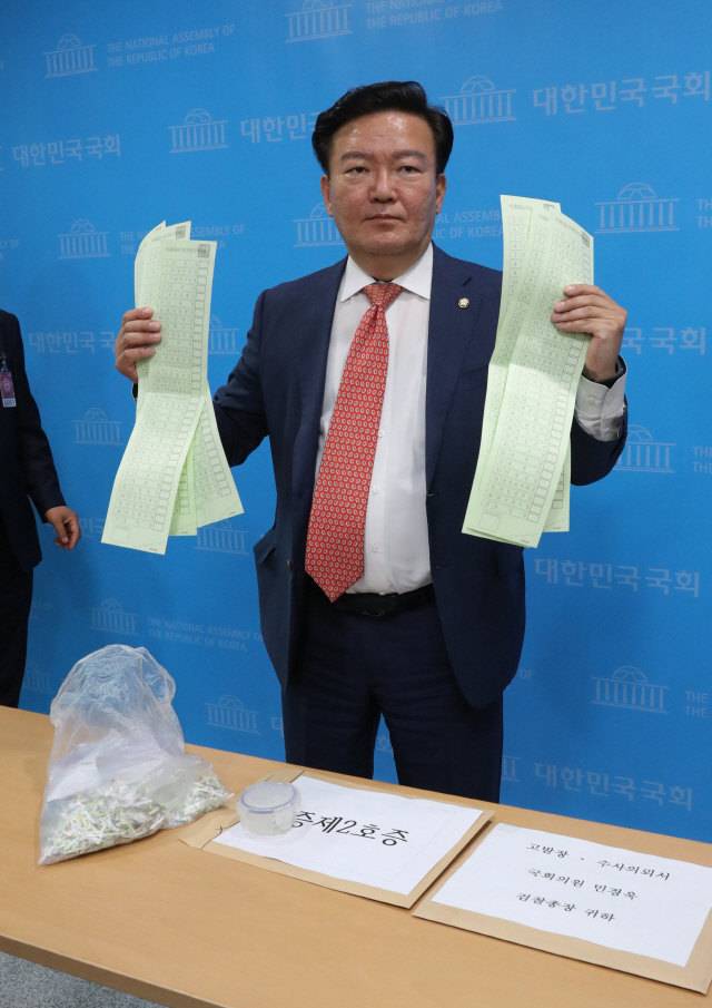 민경욱과 모습 드러낸 제보자 '투표용지 색이 달라 '투표중지' 소리질러'