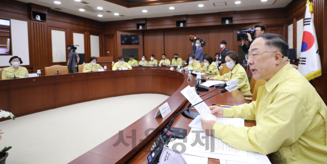 홍남기 경제부총리가 28일 오전 정부서울청사에서 열린 ‘제5차 비상경제 중대본 회의’를 주재하고 있다. /오승현기자