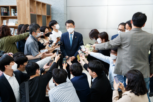 은성수(가운데) 금융위원장이 28일 서울 여의도 산업은행에서 열린 기간산업안정기금 출범식 후 기자들의 질문에 답하고 있다. /사진제공=금융위