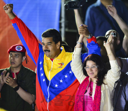 니콜라스 마두로(왼쪽) 베네수엘라 대통령과 부인 실리아 플로레스(오른쪽) 여사. /카라카스=AFP연합