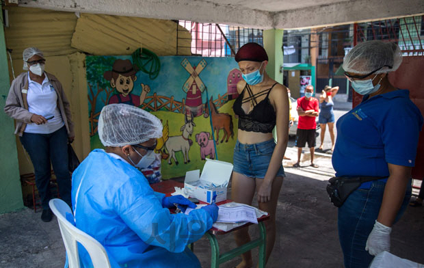 25일(현지시간) 도미니카공화국 수도 산토도밍고의 한 보건소에서 코로나19 진단검사가 이뤄지고 있다./AFP연합뉴스