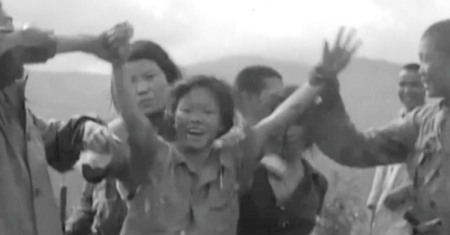 태평양 전쟁이 한창이던 1944년 9월, 중국 윈난성 쑹산에서 일본군 위안부가 미·중 연합군에 의해 구출되는 영상을 KBS가 발굴해 보도했다. ‘만삭의 위안부’로 잘 알려진 고(故) 박영심 할머니가 연합군에 구조된 후 만세를 부르는 모습. /KBS제공=연합뉴스