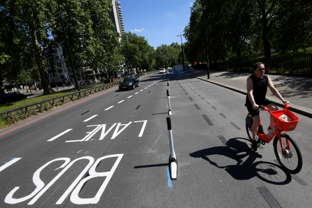 코로나 19로 텅빈 런던의 도로에서 한 시민이 자전거를 타고 있다. /로이터연합뉴스