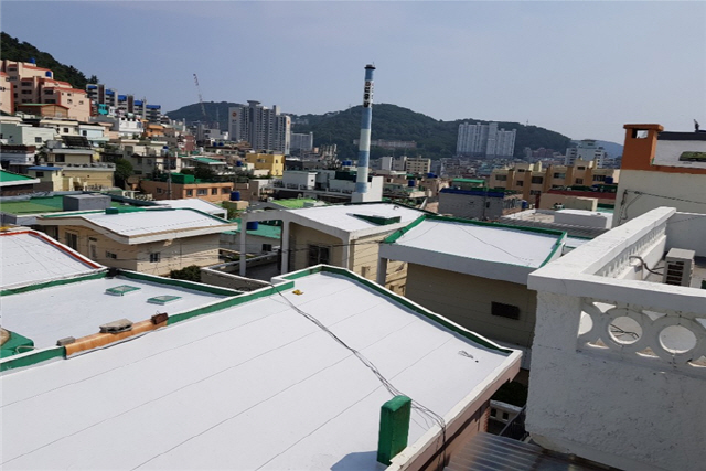 부산시는 올해 경로당 등 19곳을 선정해 다음 달 초까지 하얀지붕 설치 공사를 완료한다./사진제공=부산시