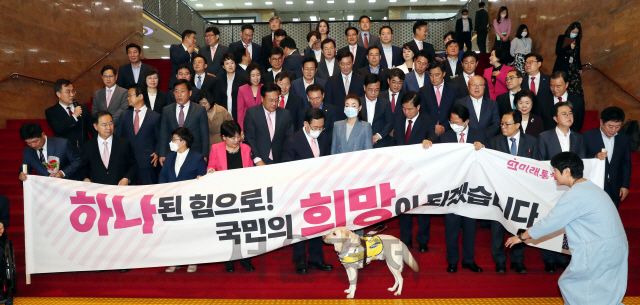 미래통합당 주호영 원내대표 등 미래통합당, 미래한국당 의원들이 29일 오전 서울 여의도 국회 본관 예결위회의장에서 열린 제3차 당선자총회를 마친 뒤 기념촬영을 하고 있다./권욱기자 2020.5.29