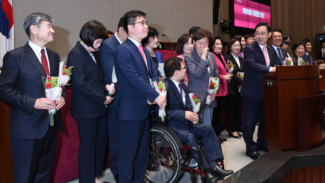 미래통합당 주호영 원내대표가 29일 오전 서울 여의도 국회 본관 예결위회의장에서 열린 제3차 당선자총회에서 미래한국당 당선인들을 환영하고 있다./권욱기자 2020.5.29