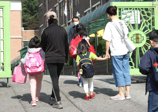 29일 오전 서울 종로구 매동초등학교로 1학년 학생들이 등교하고 있다. /연합뉴스