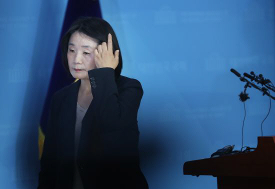 '땀 쏟으며 의혹 전면 부인' 윤미향 회견에 민주당 '검찰 수사 지켜보겠다'