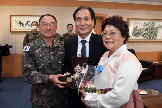 29일 진해 해군교육사령부에서 열린 석해균(가운데) 선장 퇴직 기념행사에서 석 선장과 부인 최진희씨가 부석종(왼쪽) 해군참모총장으로부터 감사장과 기념품을 받은 뒤 기념촬영을 하고 있다.   /사진제공=해군