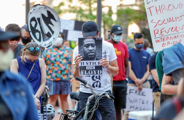 미국의 비무장 흑인 남성 조지 플로이드가 백인 경찰의 가혹행위로 숨진 사건에 항의하는 시민들이 28일(현지시간) 미네소타 주 미니애폴리스의 헤네핀카운티 청사 앞에서 시위를 벌이고 있다./로이터연합뉴스