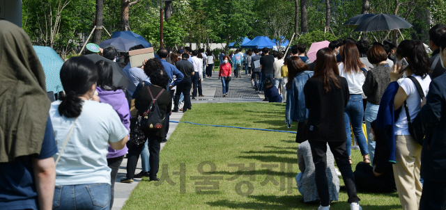 29일 오전 서울 중구 서소문역사공원에 마련된 신종 코로나바이러스 감염증(코로나19) 임시 선별진료소에서 시민들이 줄 서 있다. 중구는 충정로 센트럴플레이스에 입주한 KB생명보험 보험설계사 직원 등 8명이 코로나19 확진 판정을 받은 것과 관련해 이곳에 임시 선별진료소를 설치했다./권욱기자 2020.5.29