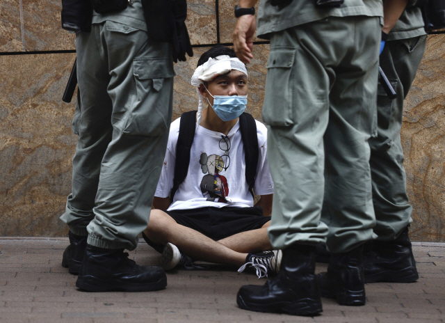 지난 27일 홍콩 보안법 반대 시위 현장에서 진압 경찰이 시위에 참여한 시민을 에워싸고 있다./AP연합뉴스