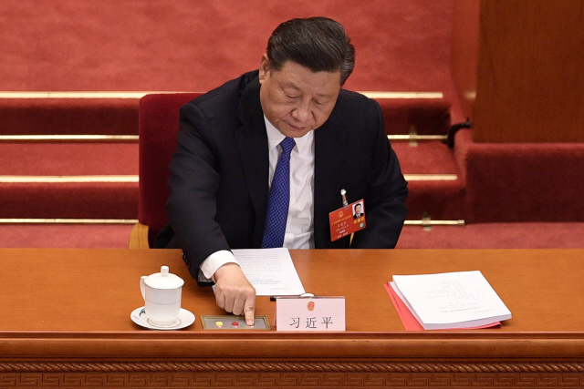 지난 28일 중국 베이징 인민대회당에서 열린 전국인민대표대회 전체회의에서 시진핑 국가주석이 홍콩 국가보안법 초안에 대해 투표하고 있다./AFP연합뉴스