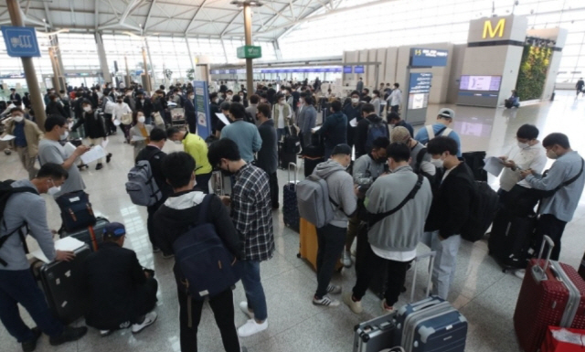 지난 10일 신속통로 제도를 통해 중국에 입국하려는 한국 기업인들이 인천공항에서 출국수속을 밟고 있다. /연합뉴스