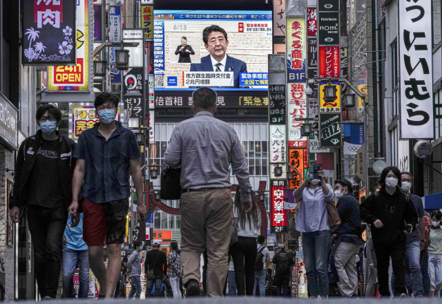 지난 25일 일본 도쿄의 신주쿠 거리에 시민들이 마스크를 착용한 채 걷고 있다. /EPA연합뉴스