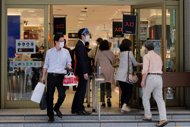일본 정부가 코로나19 확산에 따라 선포한 긴급사태를 전면 해제한 다음날인 26일 도쿄 시민들이 마스크를 착용한 채 우에노의 마쓰자카야 백화점을 방문하고 있다. /AFP연합뉴스