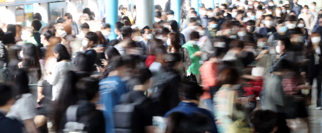 29일 오전 신도림역이 출근길 시민들로 붐비고 있다. / 연합뉴스