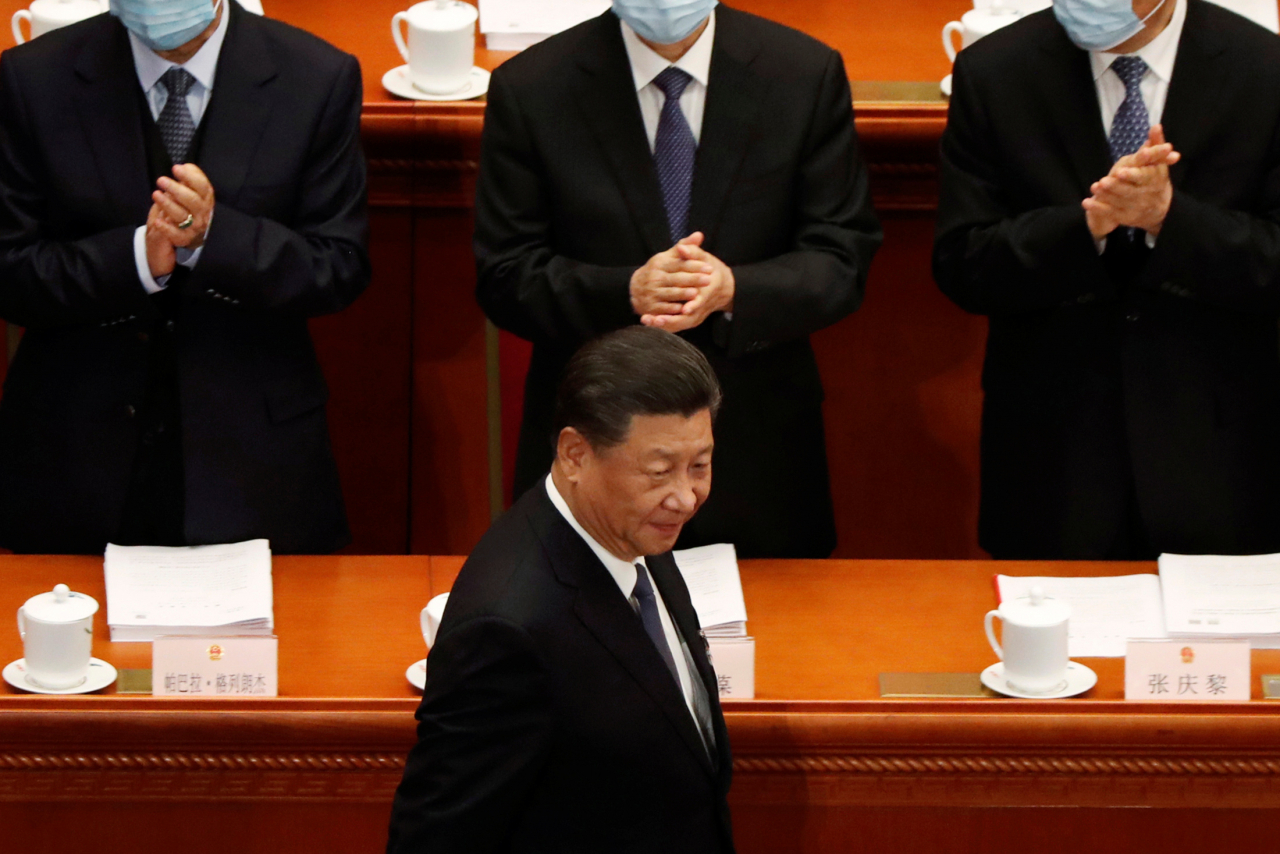 지난 22일 전국인민대표대회 회의장에 들어서는 시진핑 국가주석. 도널드 트럼프 미국 대통령이 홍콩 특별지위 박탈 카드를 꺼낸 만큼 중국 지도부가 어떻게 대응할지가 관심사다. /로이터연합뉴스