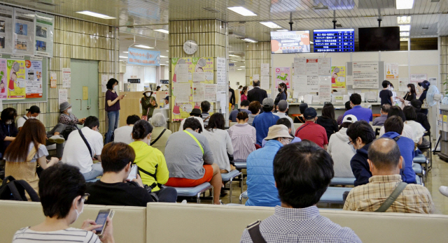 지난 11일 일본 도쿄도 시나가와 구청이 코로나19 정부 교부금 수령을 위해 필요한 마이넘버 관련 업무를 보러 온 민원인으로 붐비고 있다. /연합뉴스