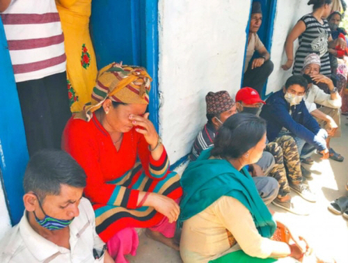 상위 계급 여성과 결혼하려다 목숨을 잃은 네팔 달리트 청년 사망 사건의 유족들/사진=카트만두포스트·연합뉴스