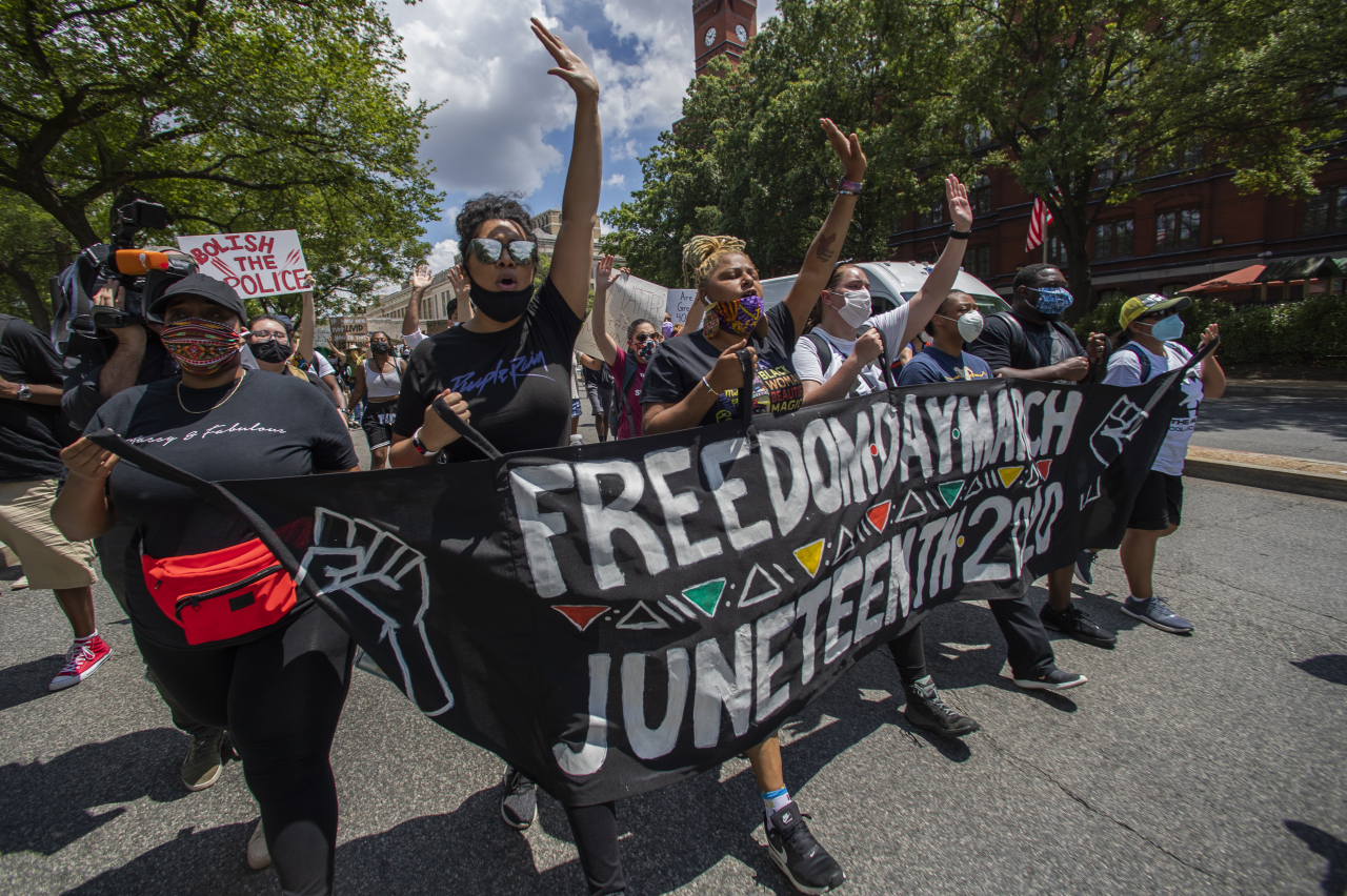 미국의 노예해방 기념일 '준틴스 데이'(Juneteenth Day)를 맞아 19일(현지시간) 수도 워싱턴DC에 모인 시위대가 마틴 루서 킹 목사 기념관을 향해 기념 행진을 하고 있다. 준틴스는 6월(June)과 19일(nineteenth)을 합친 단어로, 지난 1865년 6월 19일 미국 땅에 있던 마지막 흑인 노예가 해방된 날이다. / 연합뉴스