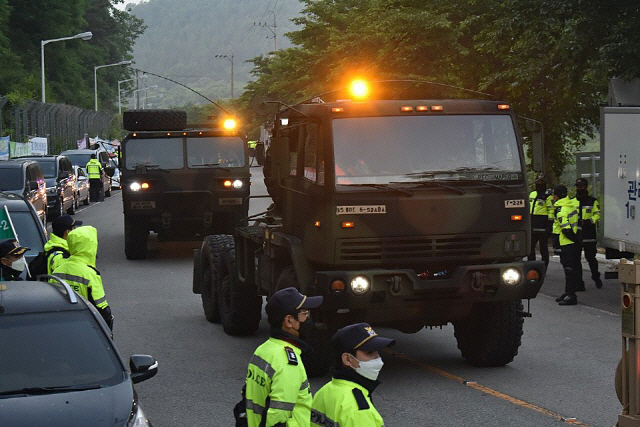 한밤중 '사드 장비' 기습 수송에…北 매체 '남한 국방부 규탄 목소리 높아져'