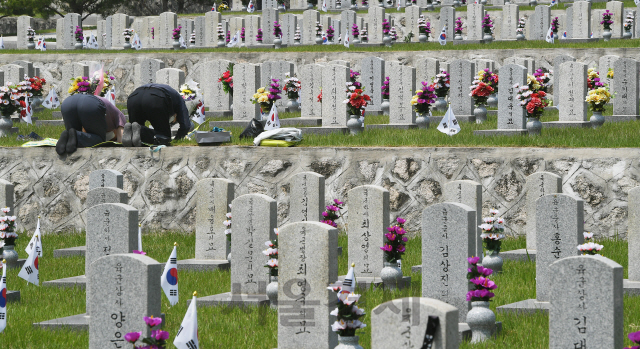 호국보훈의 달 6월을 하루 앞둔 31일 오전 서울 동작구 국립서울현충원을 찾은 참배객들이 호국 영령의 넋을 기리고 있다. 국립서울현충원은 코로나19 확산 방지를 위해 6월1일부터 14일까지 안장 행사 및 참배 등을 사전 예약한 유가족을 제외한 일반 시민 및 참배객의 방문을 제한한다./오승현기자 2020.05.31