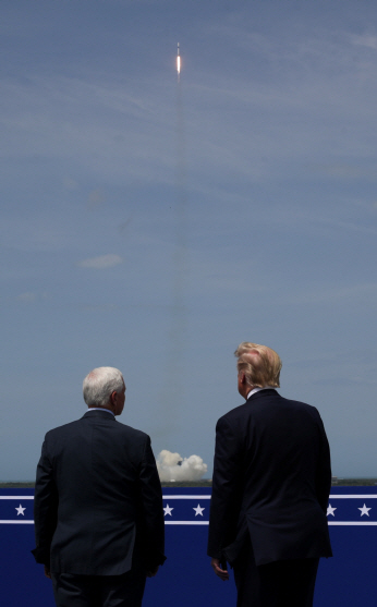 도널드 트럼프 미국 대통령과 마이크 펜스 부통령이 30일(현지시간) 플로리다주 케이프커내버럴의 케네디우주센터에서 유인 캡슐 크루드래건을 실은 스페이스X의 팰컨9 로켓이 이륙하는 장면을 지켜보고 있다. /로이터연합뉴스