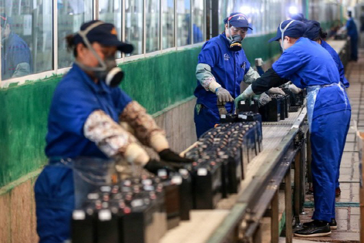 중국 안후이성의 한 배터리 공장에서 중국 노동자들이 배터리 생산에 열중하고 있다. /연합뉴스