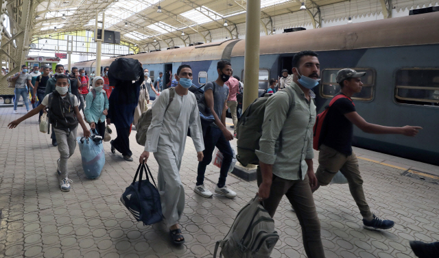 이집트 정부가 대중교통 이용시 마스크 착용을 의무화한 다음날인 지난달 31일(현지시간) 이집트 카이로의 기차역에서 행인들이 마스크를 쓴 채 이동하고 있다./EPA연합뉴스