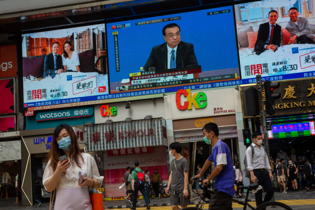 28일(현지시간) 홍콩에서 리커창 중국 총리가 발언하는 모습이 전광판에 걸려있다./EPA연합뉴스