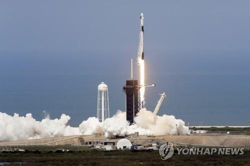 스페이스X, 우주정거장 도킹 성공.. 민간 우주시대가 열리다