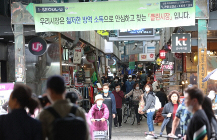 지난달 19일 오후 서울 마포구 망원시장이 장을 보는 시민들로 붐비고 있다. /연합뉴스