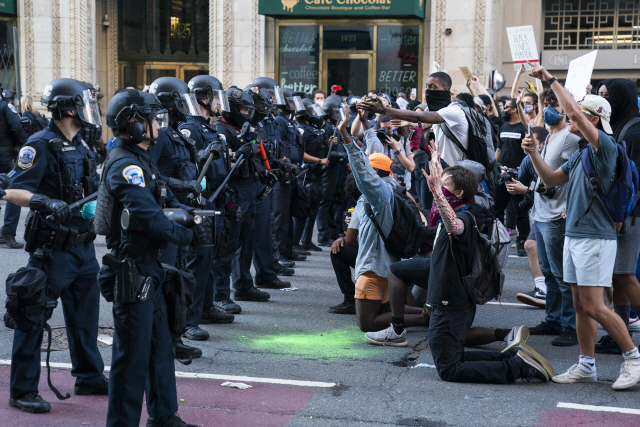 미국 워싱턴DC 백악관 근처에서 31일(현지시간) 흑인 사망 사건에 항의하는 시위대가 경찰들과 대치하고 있다. /EPA연합뉴스