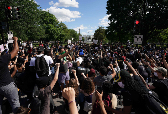 미국에서 흑인 남성이 백인 경찰의 체포 과정에서 숨진 사건에 항의하는 시민들이 지난달 31일(현지시간) 백악관 인근에 모여 시위를 벌이고 있다. /AFP연합뉴스