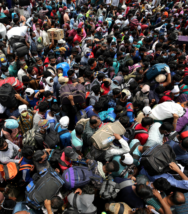 인도 벵갈루루에서 일하던 수천명의 노동자와 관광객, 학생들이 지난 5월23일 코로나19를 피해 집으로 가는 기차표를 사기 위해 기차역으로 몰려가고 있다. /벵갈루루=EPA연합뉴스