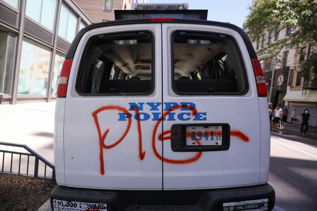 31일(현지시간) 시위대에 공격 받은 뉴욕경찰의 밴 차량. /로이터연합뉴스