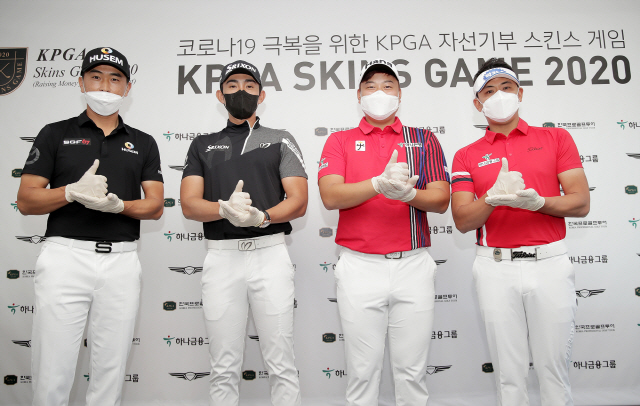 문경준(왼쪽부터)·이수민·함정우·박상현이 ‘KPGA 스킨스 게임 2020’에서 ‘덕분에 챌린지’ 포즈로 기념촬영을 하고 있다. /사진제공=KPGA