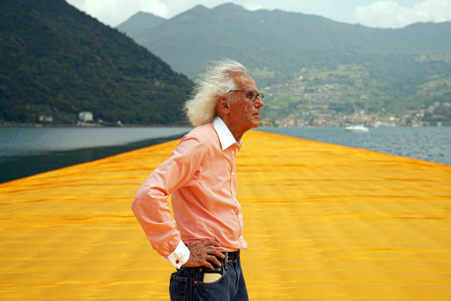 섬,다리,공원 등 랜드마크를 포장하는 독특한 예술로 주목받은 대지예술가 크리스토가 84세를 일기로 별세했다. /사진출처=크리스토 공식SNS