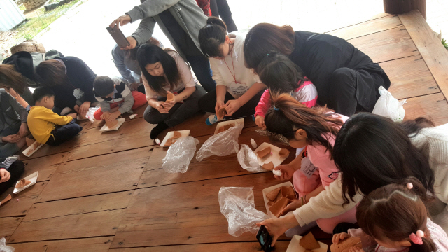 지난해 체험가족여행 참가자들이 토기만들기 체험을 하고 있다. /제공=경북문화관광공사