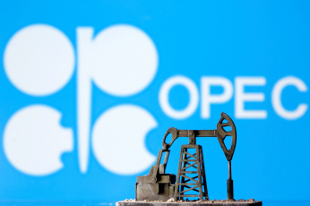 FILE PHOTO: A 3D printed oil pump jack is seen in front of the OPEC logo in this illustration picture, April 14, 2020. REUTERS/Dado Ruvic/Illustration/File Photo        <저작권자(c) 연합뉴스, 무단 전재-재배포 금지>