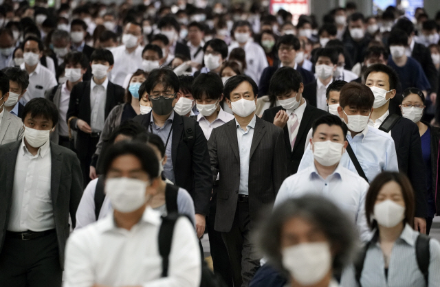 5월 26일 일본 도쿄의 전철역에서 시민들이 마스크를 쓴 채 출근하고 있다. /AP연합뉴스
